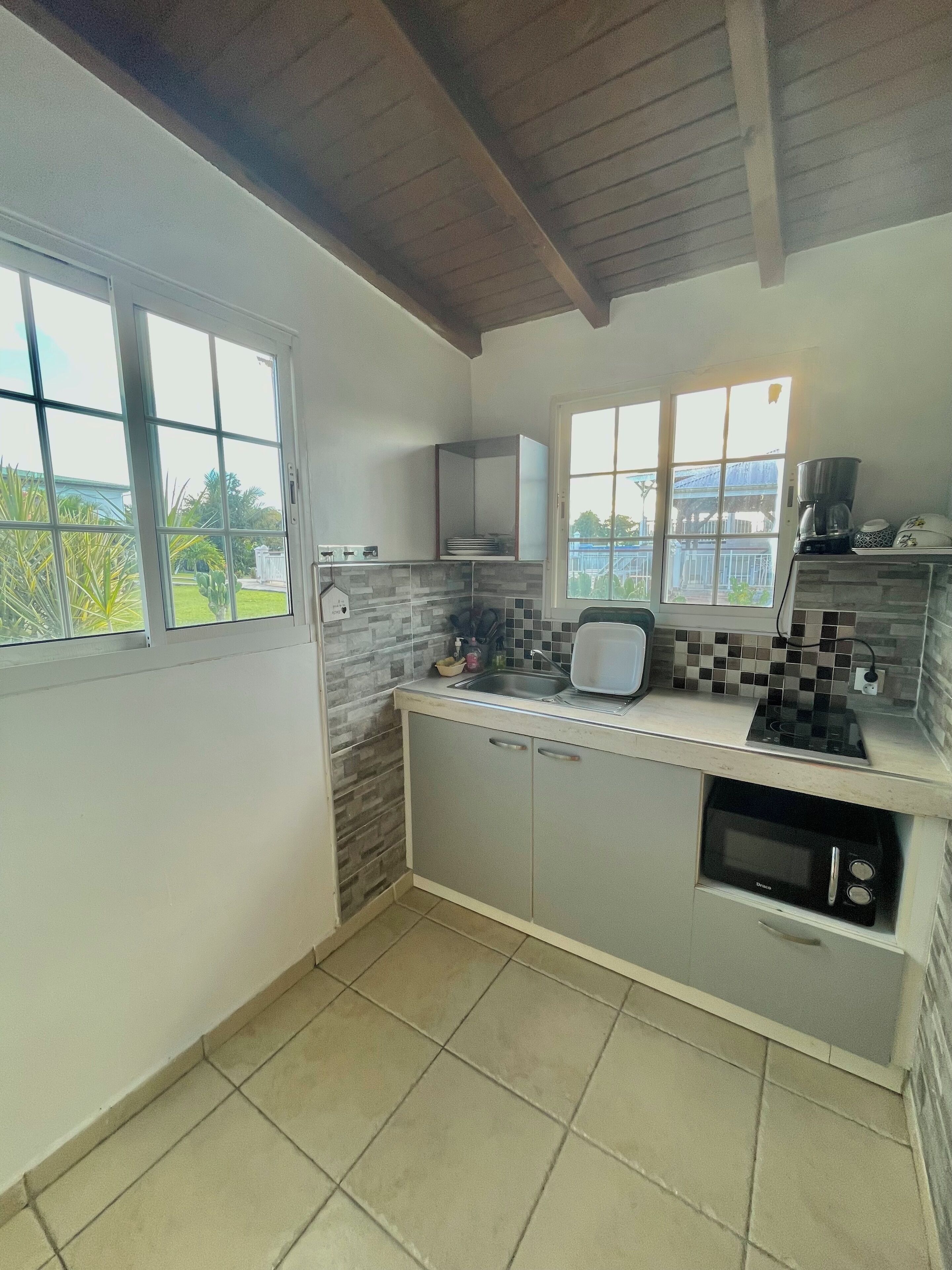 Jääkaappi, mikroaaltouuni, liesi, kahvimylly