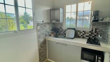 Jääkaappi, mikroaaltouuni, liesi, kahvimylly