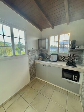 Jääkaappi, mikroaaltouuni, liesi, kahvimylly