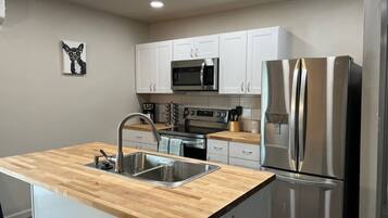 冷蔵庫、電子レンジ、オーブン、コンロ