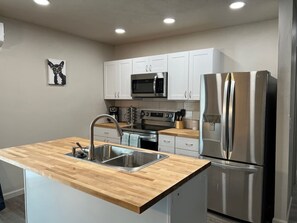 Fridge, microwave, oven, stovetop - Little Blue Dog Haven (Sagle)