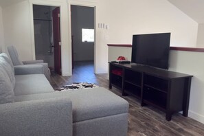 Living area - Hog Haven - a North Idaho Getaway (Sagle)