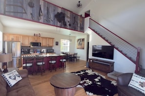 Living area - Hog Haven - a North Idaho Getaway (Sagle)