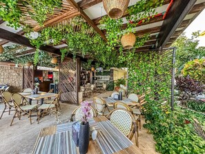 Outdoor dining - Beachfront 1BR Suite with Ocean View & Balcony (Isla Mujeres)