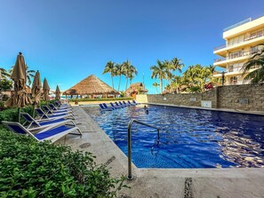 A heated pool - Beachfront 1BR Suite with Ocean View & Balcony (Isla Mujeres)