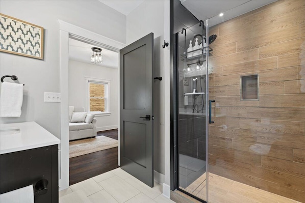 Shower, hair dryer, towels, soap -
Totally Renovated 3 Bed/2 bath house in Downtown Milwaukee (Milwaukee)
