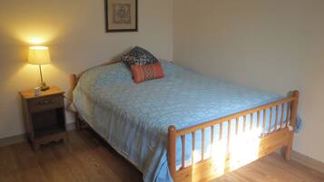 Iron/ironing board, internet, bed sheets