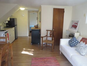 Living area - 1BR FURNISHED APT in the HEART OF CHAPEL HILL on 1 ACRE HISTORIC DISTRICT (Chapel Hill)