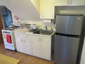 Private kitchen - 1BR FURNISHED APT in the HEART OF CHAPEL HILL on 1 ACRE HISTORIC DISTRICT (Chapel Hill)