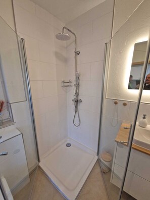 Shower, hair dryer, towels, soap - Vacation apartment Weitblick³ evening light Cozy, new apartment (Neusitz)
