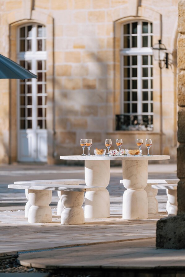 Outdoor dining - Suite Napoléon: Comfort, Bed 200x200, Heated pool DOMAINE DE PAGNON GIRONDE (Saint-Gervais)