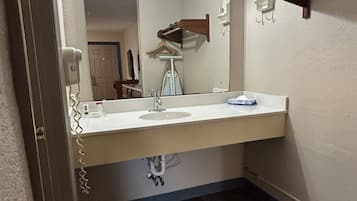 Einzelzimmer, Raucher | Badezimmer | Haartrockner, Handtücher, Seife, Shampoo