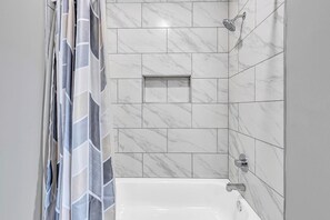 Secadora de cabello, toallas, jabón, papel de baño 