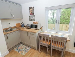 Cottage | Private kitchen | Cookware/dishes/utensils - Heidiaway Lodge (Porth)