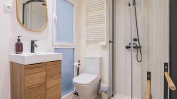 Regadera, secadora de cabello, toallas