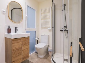 Shower, hair dryer, towels - Comercio 37 (Toledo)