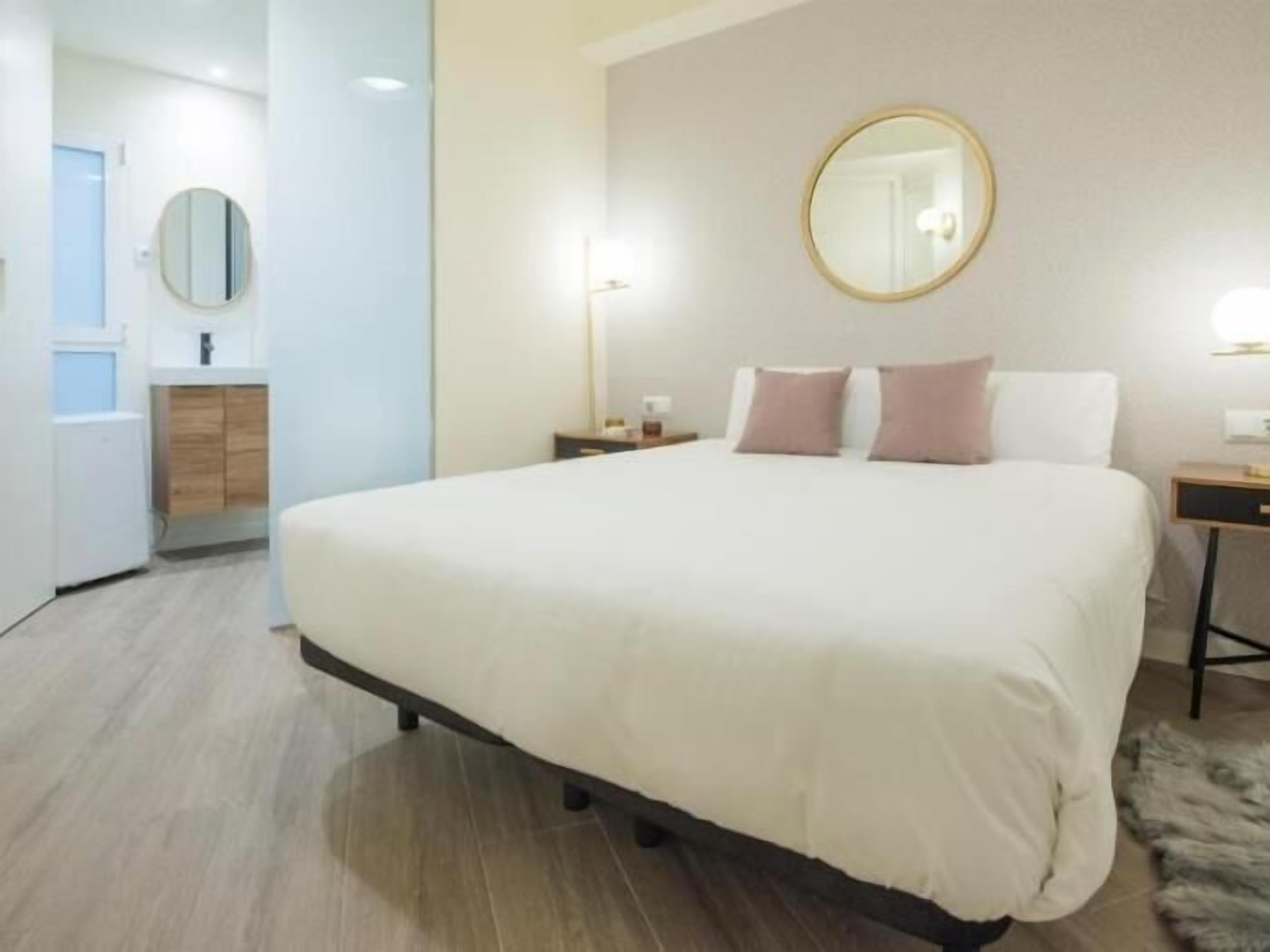 Iron/ironing board, internet, bed sheets