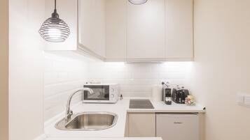 Køleskab, mikrobølgeovn, opvaskemaskine, kaffe-/temaskine