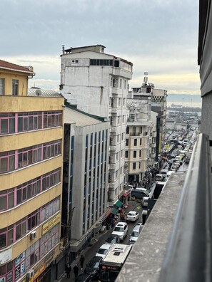 Habitación triple estándar, balcón | Jardines del alojamiento