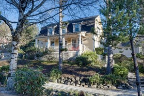 Exterior - Family friendly home with game room, hot tub, steps to ocean (Lincoln City)