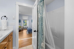 Shower, hair dryer, towels, shampoo - Family friendly home with game room, hot tub, steps to ocean (Lincoln City)