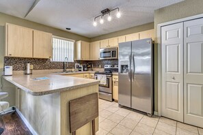 Een koelkast, een magnetron, een kookplaat, een vaatwasser