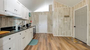 Réfrigérateur, four à micro-ondes, cafetière-théière, grille-pain