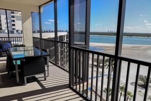 Outdoor dining - Luxury Fort Myers Beachfront Penthouse - Sunset Views & Pool (Fort Myers Beach)