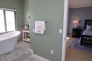 4 habitaciones, tabla de planchar con plancha, cuna de viaje y wifi 