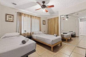 5 habitaciones, tabla de planchar con plancha, cuna de viaje y wifi 