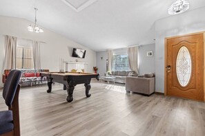 Games room - NEW 5BR 4.5BA Home, Pool, BBQ, 8 min to Strip (Las Vegas)