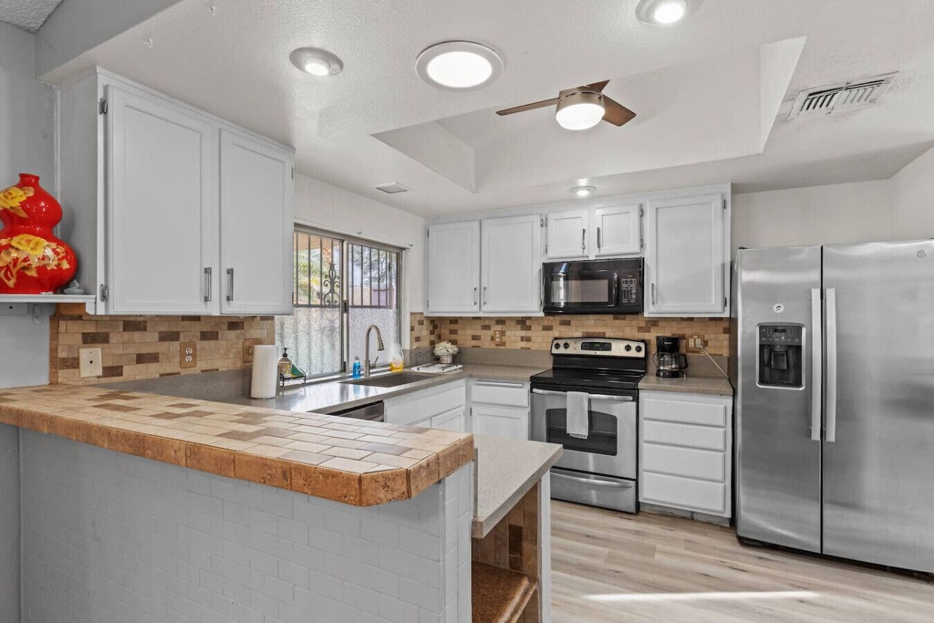 Refrigerador, microondas, horno y parrilla de estufa 