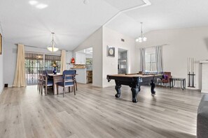 Games room - NEW 5BR 4.5BA Home, Pool, BBQ, 8 min to Strip (Las Vegas)