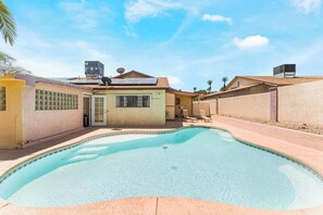 A swimming pool with a house in the background. - NEW 5BR 4.5BA Home, Pool, BBQ, 8 min to Strip (Las Vegas)