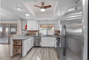 Fridge, microwave, oven, stovetop - NEW 5BR 4.5BA Home, Pool, BBQ, 8 min to Strip (Las Vegas)