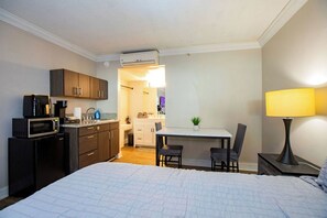 Room - Lux Mins To Nascar HOF CDIA & Atrium Health (Charlotte)