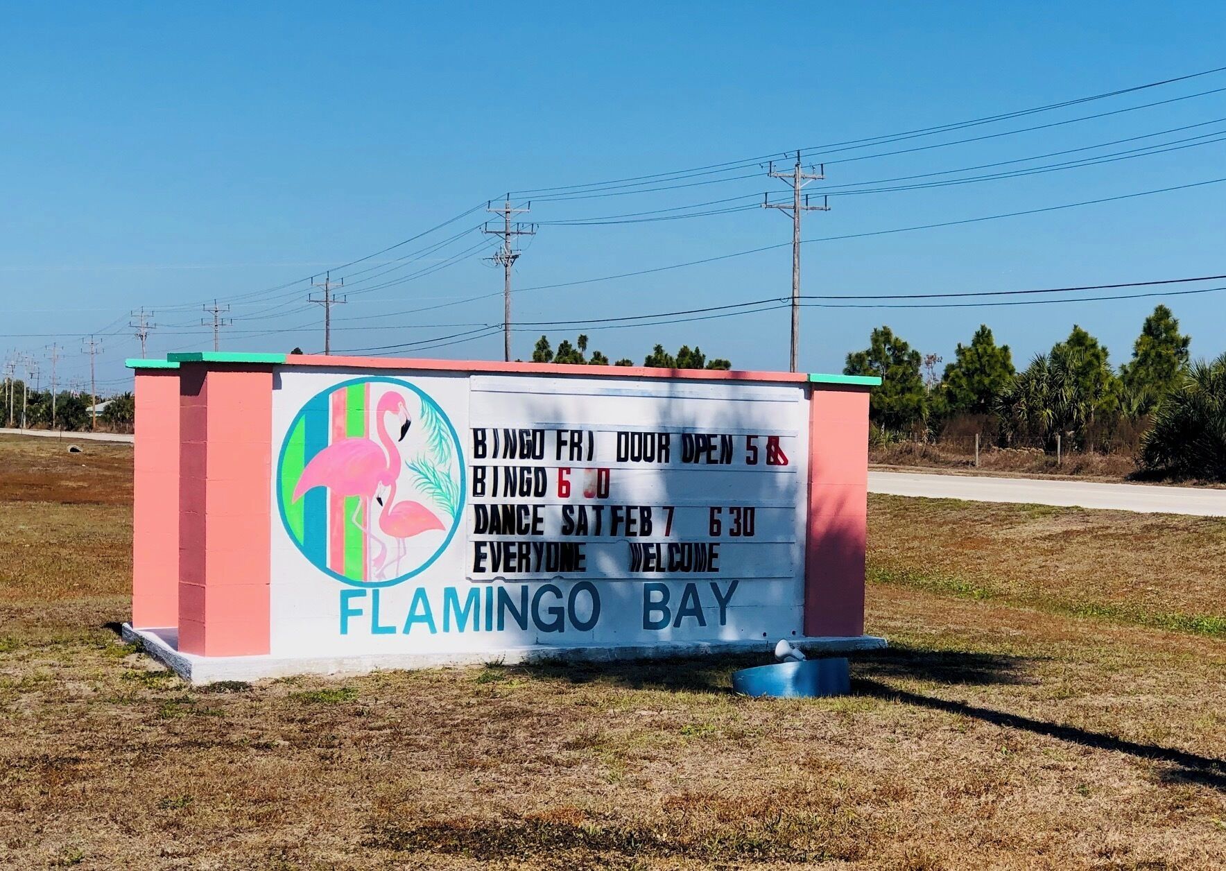 Une affiche indiquant l’emplacement de Flamingo Bay et donnant des informations sur l’événement.