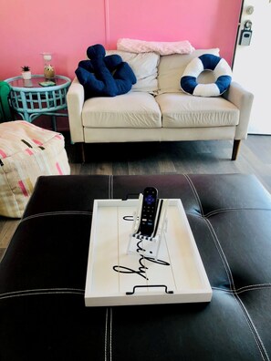 TV connectée, livres, chaîne hi-fi