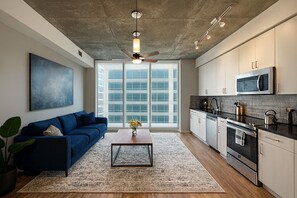 Una cocina moderna con microondas, estufa y armarios.