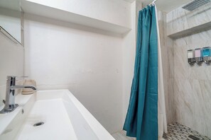 Secadora de cabello, bidet, jabón, papel de baño 