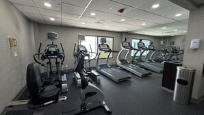 Ein Fitnessraum mit Laufbändern, Crosstrainern und einem Ergometer.