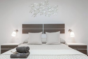 1 bedroom, iron/ironing board, WiFi, bed sheets - Cozy House with Terrace 8 minutes from the airport (Ingenio)