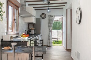 Microwave, oven, stovetop, paper towels - Cozy House with Terrace 8 minutes from the airport (Ingenio)