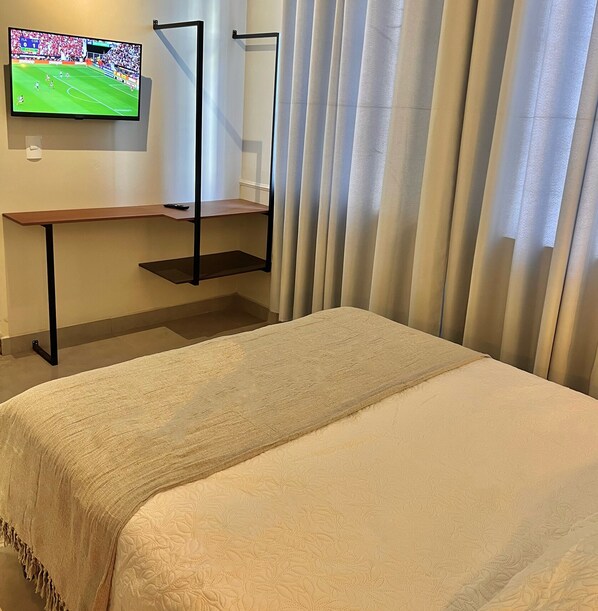 Työpöytä, kannettavalle tietokoneelle sopiva työtila, ilmainen Wi-Fi