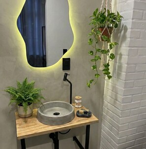 ฝักบัว, ไดร์เป่าผม (มีให้บริการตามคำขอ), ผ้าเช็ดตัว, สบู่