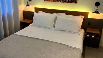 Escritorio, espacio para trabajar con laptop y wifi gratis