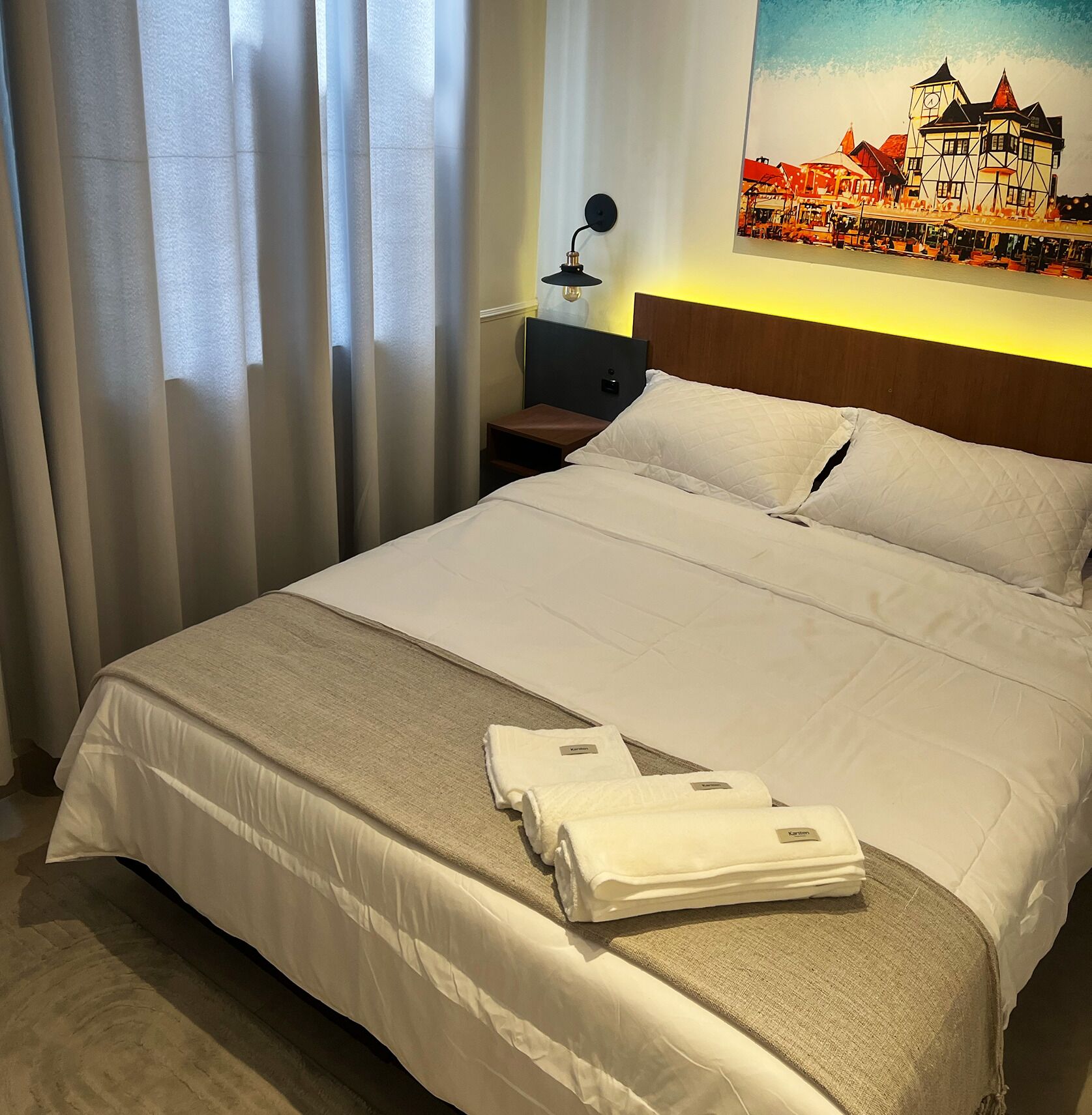 Escrivaninha, espaço de trabalho para notebook, Wi-Fi de cortesia