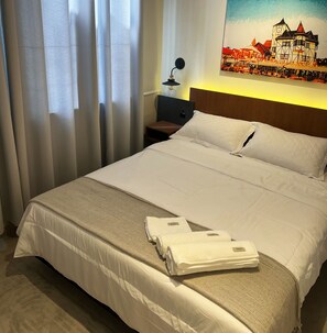 Escritorio, espacio para trabajar con laptop y wifi gratis 