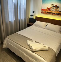 Escrivaninha, espaço de trabalho para notebook, Wi-Fi de cortesia