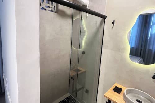 Ducha, artículos de higiene personal gratuitos y secador de pelo